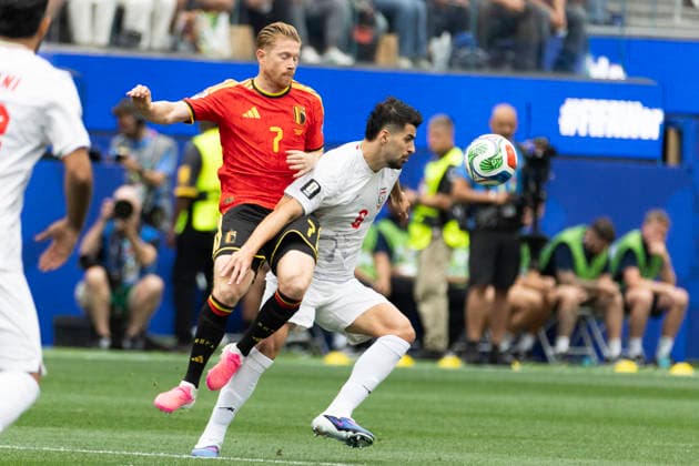 June 21, 2026, Los Angeles, California, USA: Belgium Kevin De Bruyne (7) and IR Iran Saeid Ezatolahi (6) vie for the ball during the FIFA World Cup, WM, Weltmeisterschaft, Fussball Group G soccer match at SoFi Stadium in Inglewood, Calif., Sunday, June 21, 2026. World Cup 2026: IR Iran 0:0 Belgium  - ZUMAc68_ 20260621_zaf_c68_081 Copyright: xRingoxChiux