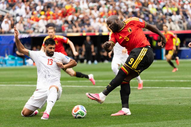 June 21, 2026, Los Angeles, California, USA: Belgium Romelu Lukaku (9) kicks the ball against IR Iran Hossein Kanani (13) during the FIFA World Cup, WM, Weltmeisterschaft, Fussball Group G soccer match at SoFi Stadium in Inglewood, Calif., Sunday, June 21, 2026. World Cup 2026: IR Iran 0:0 Belgium  - ZUMAc68_ 20260621_zaf_c68_086 Copyright: xRingoxChiux