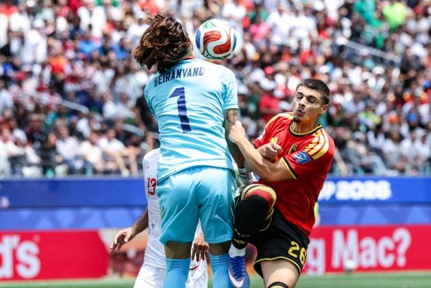 Iran s Alireza Beiranvand and Belgium s Matias Fernandez-Pardo fight for the ball during a soccer game between Belgian national team, Nationalteam Red Devils and Iran, on Sunday 21 June 2026, at the SoFi stadium in Los Angeles, the second game in the group stage of the FIFA World Cup, WM, Weltmeisterschaft, Fussball 2026 in the United States of America. The Diables Rouges - Rode Duivels were drawn into Group G. BRUNOxFAHY  x178683491x
