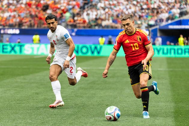 June 21, 2026, Los Angeles, California, USA: Belgium Leandro Trossard (10) and IR Iran Saleh Hardani (2) vie for the ball during the FIFA World Cup, WM, Weltmeisterschaft, Fussball Group G soccer match at SoFi Stadium in Inglewood, Calif., Sunday, June 21, 2026. Los Angeles USA - ZUMAc68_ 20260621_zaf_c68_084 Copyright: xRingoxChiux