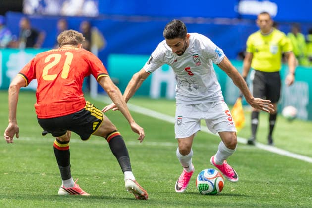 June 21, 2026, Los Angeles, California, USA: IR Iran Milad Mohammadi (5) and Belgium Timothy Castagne (21) vie for the ball during the FIFA World Cup, WM, Weltmeisterschaft, Fussball Group G soccer match at SoFi Stadium in Inglewood, Calif., Sunday, June 21, 2026. World Cup 2026: IR Iran 0:0 Belgium  - ZUMAc68_ 20260621_zaf_c68_097 Copyright: xRingoxChiux