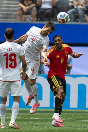 June 21, 2026, Los Angeles, California, USA: IR Iran Shoja Khalilzadeh (4) and Belgium Youri Tielemans (8) vie for the ball during the FIFA World Cup, WM, Weltmeisterschaft, Fussball Group G soccer match at SoFi Stadium in Inglewood, Calif., Sunday, June 21, 2026. World Cup 2026: IR Iran 0:0 Belgium  - ZUMAc68_ 20260621_zaf_c68_106 Copyright: xRingoxChiux