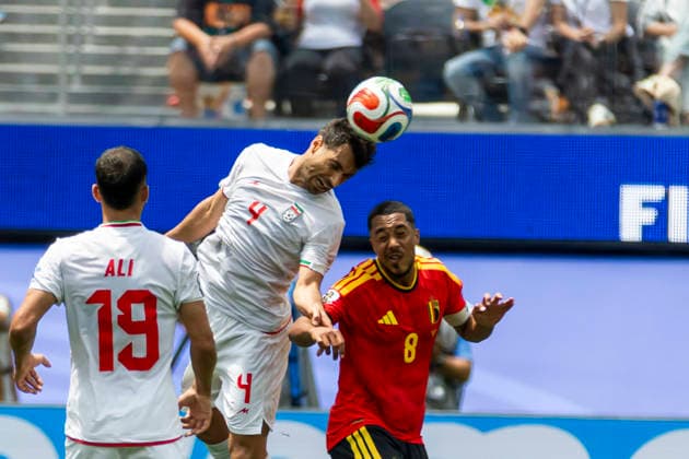 June 21, 2026, Los Angeles, California, USA: IR Iran Shoja Khalilzadeh (4) and Belgium Youri Tielemans (8) vie for the ball during the FIFA World Cup, WM, Weltmeisterschaft, Fussball Group G soccer match at SoFi Stadium in Inglewood, Calif., Sunday, June 21, 2026. Los Angeles USA - ZUMAc68_ 20260621_zaf_c68_115 Copyright: xRingoxChiux