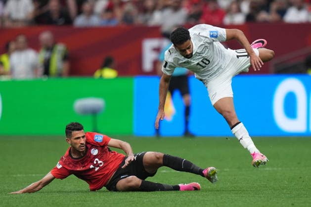 June 21, 2026, Vancouver, Bc, CANADA: New Zealand s Sarpreet Singh (10) leaps over Egypt s Ahmed Abou El Fotouh (13) to avoid a tackle during first half World Cup Group G soccer action, in Vancouver, Sunday, June 21, 2026. Canada News - June 21, 2026  - ZUMAc35_ 20260621_zaf_c35_115 Copyright: xDarrylxDyckx