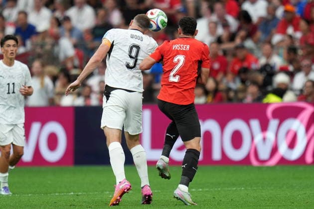 FIFA World Cup, WM, Weltmeisterschaft, Fussball 2026 - Group G - New Zealand vs Egypt Chris Wood of New Zealand (L) in action against Yasser Ibrahim of Egypt (R) during the FIFA World Cup 2026 group stage match New Zealand against Egypt, in Vancouver, Canada, 21 June 2026. VANCOUVER Canada  Copyright: xBOBxFRIDx