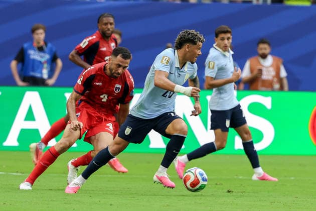 MIAMI GARDENS, FL - JUNE 21: Roberto Lopes 4 of Cabo Verde and Maximiliano Araujo 20 of Uruguay battle for a ball during a FIFA World Cup, WM, Weltmeisterschaft, Fussball 2026 Group H match between Uruguay and Cabo Verde on June 21,2026 at Miami Stadium, in Miami Gardens, Fla.(Photo by Chris Arjoon Icon Sportswire) SOCCER: JUN 21 FIFA World Cup 26 Group H - Uruguay vs Cabo Verde EDITORIAL USE ONLY Icon26062100100031