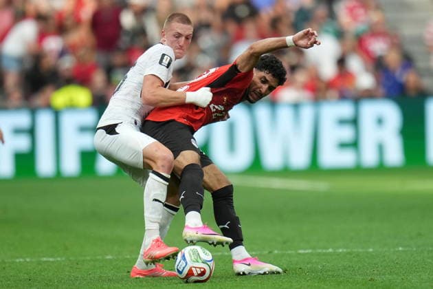 FIFA World Cup, WM, Weltmeisterschaft, Fussball 2026 - Group G - New Zealand vs Egypt Finn Surman of New Zealand (L) in action against Omar Marmoush of Egypt (R) during the FIFA World Cup 2026 group stage match New Zealand against Egypt, in Vancouver, Canada, 21 June 2026. VANCOUVER Canada  Copyright: xBOBxFRIDx