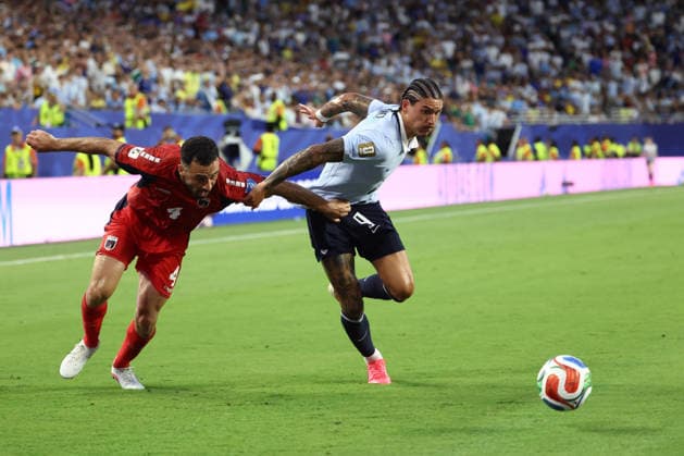 MIAMI GARDENS, FL - JUNE 21: Uruguay forward Darwin Nunez (9) beats Cape Verde defender Roberto Lopes (4) during an attack in the second half during the FIFA World Cup, WM, Weltmeisterschaft, Fussball 2026 game Group H match between Uruguay and Cabo Verde on June 21, 2026 at Miami Stadium in Miami Gardens, FL (Photo by Peter Joneleit Icon Sportswire) SOCCER: JUN 21 FIFA World Cup 26 Group H - Uruguay vs Cabo Verde EDITORIAL USE ONLY Icon260615060