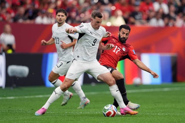 June 21, 2026, Vancouver, Bc, CANADA: New Zealand s Chris Wood (9) and Egypt s Mohanad Lasheen (17) vie for the ball during first half World Cup group G soccer action, in Vancouver, Sunday, June 21, 2026. Canada News - June 21, 2026  - ZUMAc35_ 20260621_zaf_c35_132 Copyright: xEthanxCairnsx