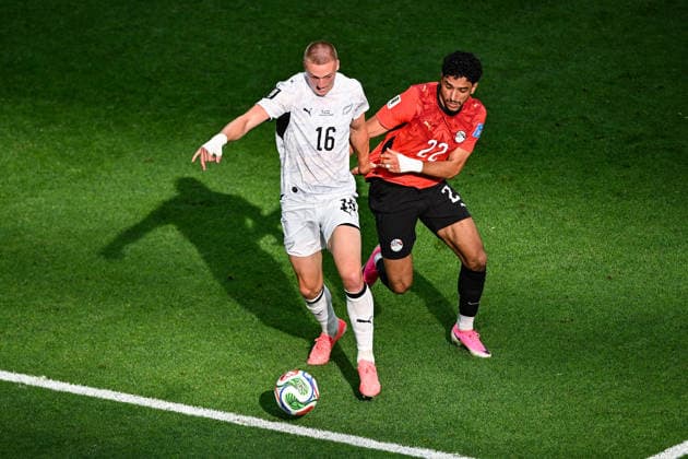 SOCCER NEW ZEALAND EGYPT WORLD CUP, Finn Surman of New Zealand and Omar Marmoush of Egypt during the Group G match between New Zealand and Egypt as part of the FIFA 2026 World Cup at BC Place Vancouver, British Columbia, Canada, Monday, June 22, 2026. ( NO ARCHIVING, EDITORIAL USE ONLY, AUSTRALIA USE ONLY VANCOUVER BRITISH COLOMBIA CANADA  Copyright: xx 20260622136557336857