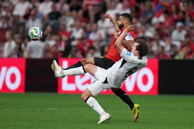 June 21, 2026, Vancouver, Bc, CANADA: Egypt s Mohamed Salah (10) and New Zealand s Joe Bell (6) vie for the ball during first half World Cup Group G soccer action, in Vancouver, Sunday, June 21, 2026. Canada News - June 21, 2026  - ZUMAc35_ 20260621_zaf_c35_137 Copyright: xDarrylxDyckx