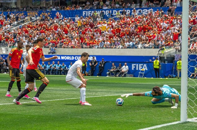 June 21, 2026, Inglewood, California, USA: Iranian goalkeeper ALIREZA BEIRANVAND dives after a shot he blocked. Belgium and Iran played to a 0-0 draw in their World Cup 2026 match at Los Angeles Stadium. WORLD CUP 2026 BELGIUM 0:0 IRAN  - ZUMAh234 20260621_zsp_h234_011 Copyright: xMarkxEdwardxHarrisx