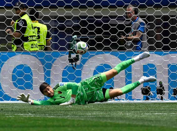 June 21, 2026, Inglewood, California, USA: Belgium goalkeeper THIBAUT COURTOIS the ball in a World Cup 2026 match that ended in a 0-0 draw at Los Angeles Stadium. WORLD CUP 2026 BELGIUM 0:0 IRAN  - ZUMAh234 20260621_zsp_h234_014 Copyright: xMarkxEdwardxHarrisx