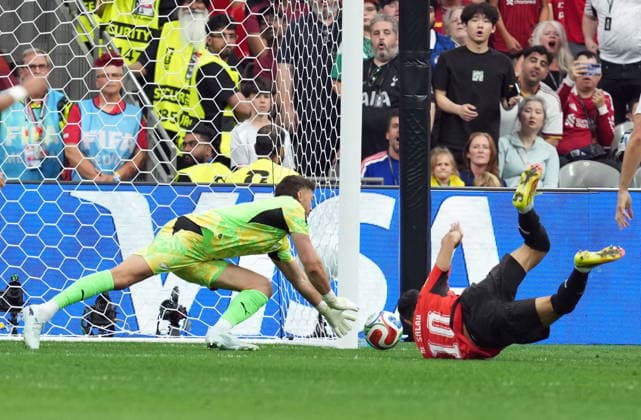 June 21, 2026, Vancouver, Bc, CANADA: New Zealand s Max Crocombe (1) makes the save on Egypt s Mohamed Salah (10) during second half World Cup group G soccer action, in Vancouver, Sunday, June 21, 2026. Canada News - June 21, 2026  - ZUMAc35_ 20260621_zaf_c35_146 Copyright: xEthanxCairnsx