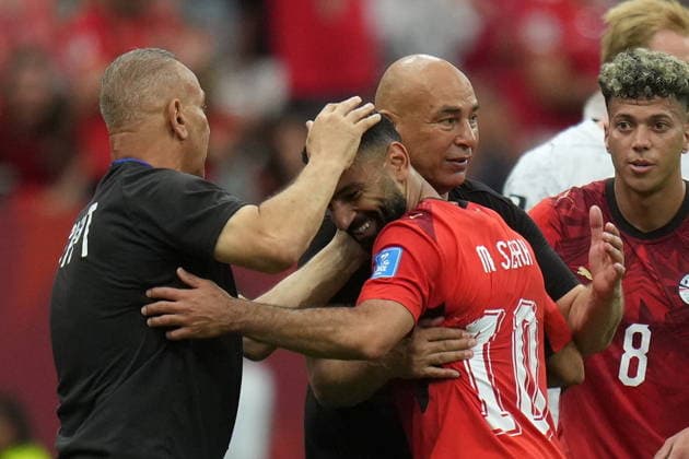 FIFA World Cup, WM, Weltmeisterschaft, Fussball 2026 - Group G - New Zealand vs Egypt Egypt s head coach Hossam Hassan (R) and sporting director Ibrahim Hassan (L) embrace their player Mohamed Salah as he leaves the pitch during the FIFA World Cup 2026 group stage match New Zealand against Egypt, in Vancouver, Canada, 21 June 2026. VANCOUVER Canada  Copyright: xBOBxFRIDx