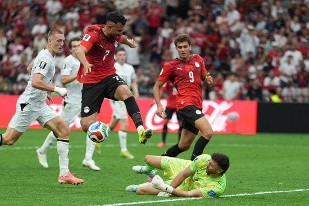 FIFA World Cup, WM, Weltmeisterschaft, Fussball 2026 - Group G - New Zealand vs Egypt Trezeguet of Egypt (L) in action against goalkeeper Max Crocombe of New Zealand (R) during the FIFA World Cup 2026 group stage match New Zealand against Egypt, in Vancouver, Canada, 21 June 2026. VANCOUVER Canada  Copyright: xBOBxFRIDx