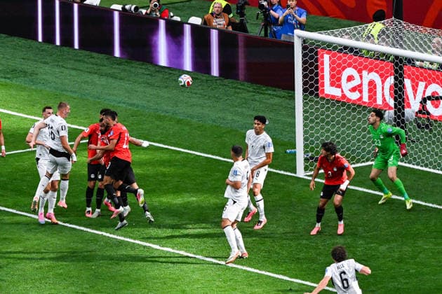 Finn Surman of New Zealand heads the ball from a corner kick at goal to score, New Zealand All Whites v Egypt, Group G football match of the FIFA World Cup, WM, Weltmeisterschaft, Fussball 2026 at BC Place, Vancouver, Canada on Sunday 21June 2026. Photo: Andrew Cornaga Vancouver USA Copyright: xAndrewxCornaga x