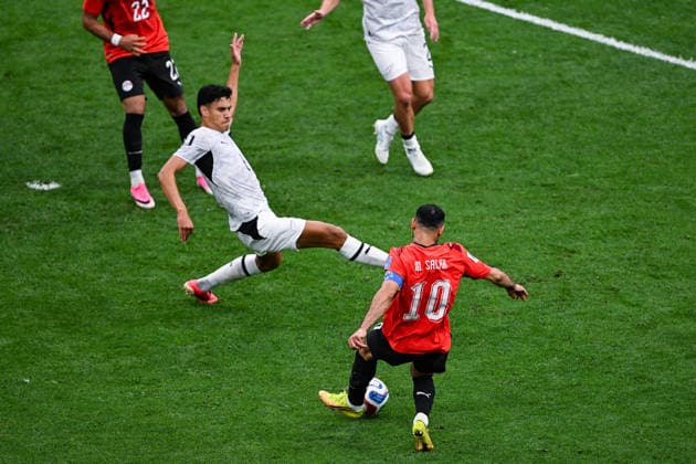 Mohamed Salah (captain) of Egypt takes a shot at goal as Marko Stamenic of New Zealand tries to block, New Zealand All Whites v Egypt, Group G football match of the FIFA World Cup, WM, Weltmeisterschaft, Fussball 2026 at BC Place, Vancouver, Canada on Sunday 21June 2026. Photo: Andrew Cornaga Vancouver USA Copyright: xAndrewxCornaga x