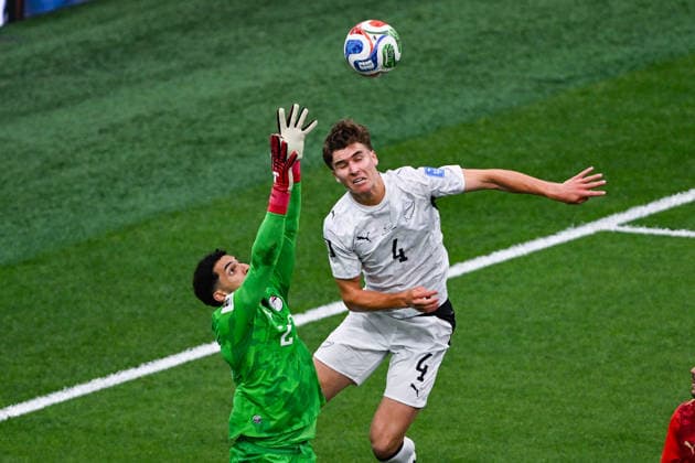 Goalkeeper Mostafa Shoubir of Egypt and Tyler Bindon of New Zealand, New Zealand All Whites v Egypt, Group G football match of the FIFA World Cup, WM, Weltmeisterschaft, Fussball 2026 at BC Place, Vancouver, Canada on Sunday 21June 2026. Photo: Andrew Cornaga Vancouver USA Copyright: xAndrewxCornaga x