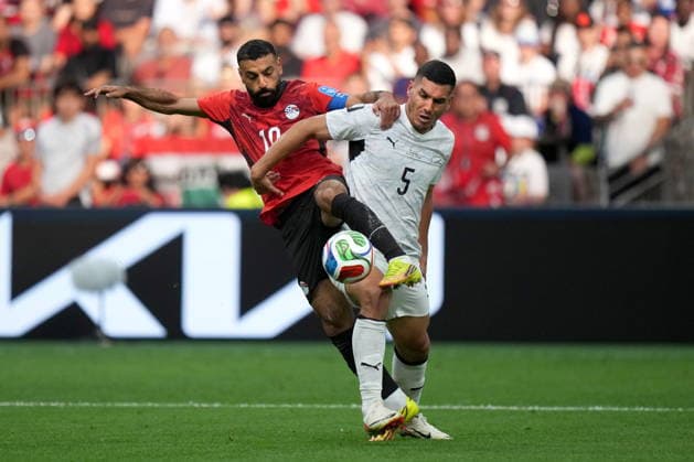 June 21, 2026, Vancouver, Bc, CANADA: Egypt s Mohamed Salah (10) challenges New Zealand s Michael Boxall (5) for the ball during second half World Cup Group G soccer action, in Vancouver, Sunday, June 21, 2026. Canada News - June 21, 2026  - ZUMAc35_ 20260621_zaf_c35_163 Copyright: xDarrylxDyckx