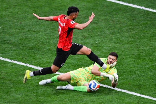 SOCCER NEW ZEALAND EGYPT WORLD CUP, Trezeguet of Egypt challenges Goalkeeper Max Crocombe of New Zealand during the Group G match between New Zealand and Egypt as part of the FIFA 2026 World Cup at BC Place Vancouver, British Columbia, Canada, Monday, June 22, 2026. ( NO ARCHIVING, EDITORIAL USE ONLY, AUSTRALIA USE ONLY VANCOUVER BRITISH COLOMBIA CANADA  Copyright: xx 20260622142768819406
