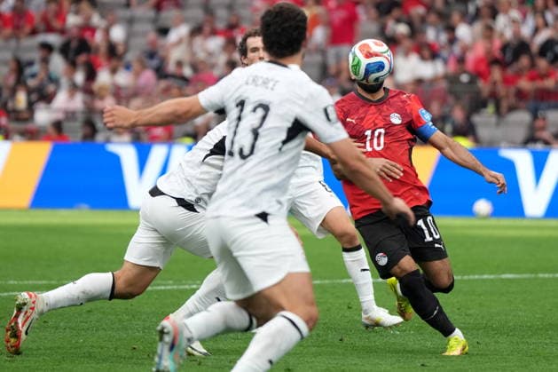June 21, 2026, Vancouver, Bc, CANADA: Egypt s Mohamed Salah (10) vies for the ball with New Zealand s Sarpreet Singh (10) during second half World Cup Group G soccer action, in Vancouver, Sunday, June 21, 2026. Canada News - June 21, 2026  - ZUMAc35_ 20260621_zaf_c35_174 Copyright: xDarrylxDyckx