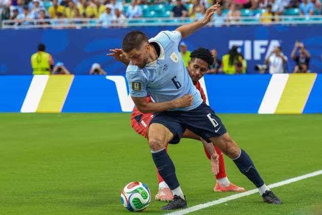 MIAMI GARDENS, FL - JUNE 21: Rodrigo Bentancur 6 of Uruguay and Kevin Pina 6 of Cabo Verde battle for a ball during a FIFA World Cup, WM, Weltmeisterschaft, Fussball 2026 Group H match between Uruguay and Cabo Verde on June 21,2026 at Miami Stadium, in Miami Gardens, Fla.(Photo by Chris Arjoon Icon Sportswire) SOCCER: JUN 21 FIFA World Cup 26 Group H - Uruguay vs Cabo Verde EDITORIAL USE ONLY Icon26062100100043
