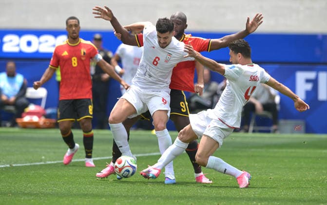 Islamic Republic of Iran Vs Belgium in Los Angeles, USA - 21 Jun 2026 Romelu Lukaku (back) of Belgium men football team, Saeid Ezatolahi (L) and Shoja Khalilzadeh (R) of IR Iran men football team during the FIFA World Cup, WM, Weltmeisterschaft, Fussball 2026 first stage Group G match between Belgium and Islamic Republic of Iran held at the Los Angeles Stadium. Final score: Belgium 0:0 Islamic Republic of Iran. Los Angeles United States Copyright: xLuisxVeniegrax xSOPAxImagesx 20260621_FIFAWC26_LuisVeniegra0452