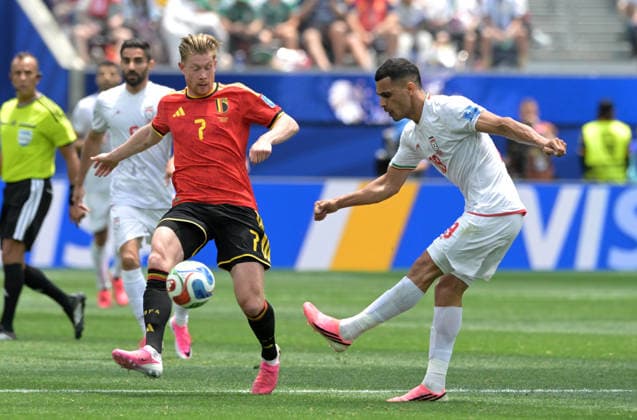 Islamic Republic of Iran Vs Belgium in Los Angeles, USA - 21 Jun 2026 Kevin De Bruyne (L) of Belgium men football team and Ali Nemati (R) of IR Iran men football team seen in action during the FIFA World Cup, WM, Weltmeisterschaft, Fussball 2026 first stage Group G match between Belgium and Islamic Republic of Iran held at the Los Angeles Stadium. Final score: Belgium 0:0 Islamic Republic of Iran. Los Angeles United States Copyright: xLuisxVeniegrax xSOPAxImagesx 20260621_FIFAWC26_LuisVeniegra1038