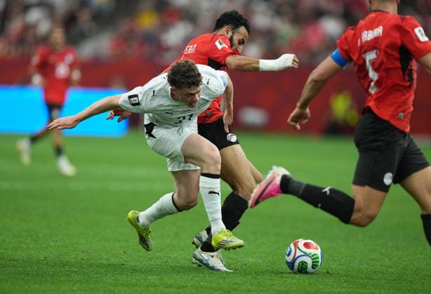 June 21, 2026, Vancouver, Bc, CANADA: New Zealand s Jesse Randall (21) and Egypt s Mohanad Lasheen (17) vie for the ball during second half World Cup group G soccer action, in Vancouver, Sunday, June 21, 2026. Canada News - June 21, 2026  - ZUMAc35_ 20260621_zaf_c35_230 Copyright: xEthanxCairnsx