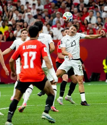 New Zealand v Egypt - FIFA World Cup, WM, Weltmeisterschaft, Fussball 2026 - Group G VANCOUVER, CANADA - JUNE 21: New Zealand s Michael Boxall (23) heads the ball as Egypt s Mohamed Lasheen (17) looks on during the 2026 FIFA World Cup Group G match between Egypt and New Zealand in Vancouver, Canada, on June 21, 2026. Ercin Erturk Anadolu Vancouver Canada. Editorial use only. Please get in touch for any other usage.  Copyright: x2026xAnadoluxErcinxErturkx