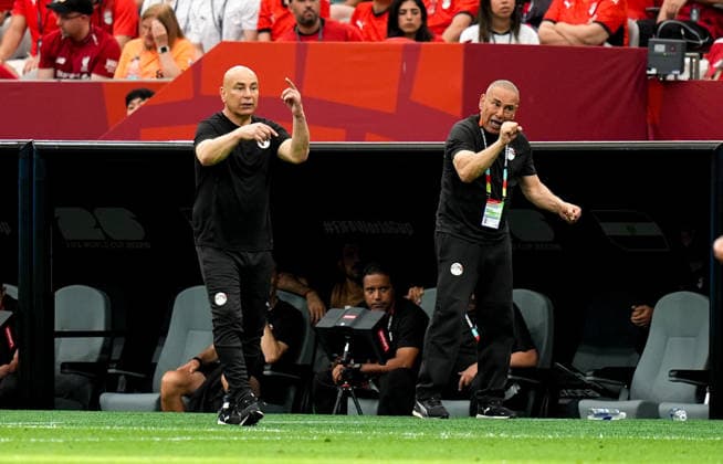 New Zealand v Egypt - FIFA World Cup, WM, Weltmeisterschaft, Fussball 2026 - Group G VANCOUVER, CANADA - JUNE 21: Egypt head coach Hossam Hassan (L) gives instructions from the touchline during the 2026 FIFA World Cup Group G match between New Zealand and Egypt at BC Place Stadium in Vancouver, Canada, on June 21, 2026. Ercin Erturk Anadolu Vancouver Canada. Editorial use only. Please get in touch for any other usage.  Copyright: x2026xAnadoluxErcinxErturkx