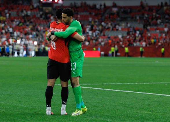 June 21, 2026, Vancouver, British Columbia, Canada: (L-R) Mohamed Abdelmoneim 6 and Mostafa Shoubir 23 of Egypt embraces after the FIFA World Cup, WM, Weltmeisterschaft, Fussball 2026 Group G match between New Zealand and Egypt at BC Place Vancouver. Vancouver Canada - ZUMAc132 20260621_fap_c132_005 Copyright: xAndrewxChinx