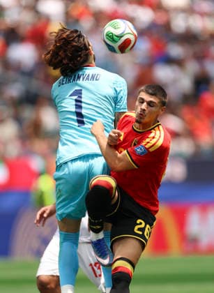 (260622) -- LOS ANGELES, June 22, 2026 -- Alireza Beiranvand (L), goalkeeper of Iran, vies with Matias Fernandez-Pardo of Belgium during a group G match between Belgium and Iran at the 2026 FIFA World Cup, WM, Weltmeisterschaft, Fussball at Los Angeles Stadium in Los Angeles, the United States, June 21, 2026. ) (SP)U.S.-LOS ANGELES-FOOTBALL-FIFA WORLD CUP-GROUP G-BEL VS IRN BaixXuefei 