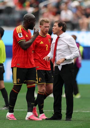(260622) -- LOS ANGELES, June 22, 2026 -- Rudi Garcia (R), head coach of Belgium, talks with Romelu Lukaku (L) and Kevin De Bruyne during a group G match between Belgium and Iran at the 2026 FIFA World Cup, WM, Weltmeisterschaft, Fussball at Los Angeles Stadium in Los Angeles, the United States, June 21, 2026. ) (SP)U.S.-LOS ANGELES-FOOTBALL-FIFA WORLD CUP-GROUP G-BEL VS IRN BaixXuefei 