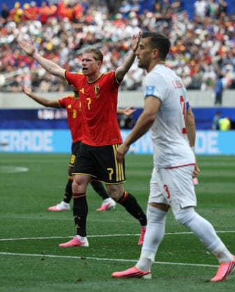 (260622) -- , June 22, 2026 -- Kevin De Bruyne (L, front) of Belgium gestures during a group G match between Belgium and Iran at the 2026 FIFA World Cup, WM, Weltmeisterschaft, Fussball at Los Angeles Stadium in Los Angeles, the United States, June 21, 2026. ) (SP)U.S.-LOS ANGELES-FOOTBALL-FIFA WORLD CUP-GROUP G-BEL VS IRN MaoxSiqian 