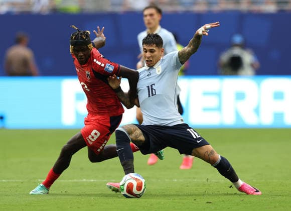 (260622) -- MIAMI, June 22, 2026 -- Math¨ªas Olivera (R) of Uruguay vies with Gilson Benchimol of Cape Verde during the group H match between Uruguay and Cape Verde at the 2026 FIFA World Cup, WM, Weltmeisterschaft, Fussball at Miami Stadium, Miami, the United States, June 21, 2026. ) (SP)U.S.-MIAMI-FOOTBALL-FIFA WORLD CUP-GROUP H-URU VS CPV XuxZijian 
