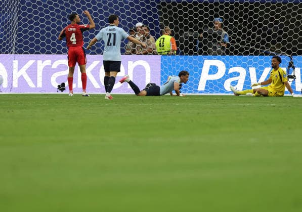 (260622) -- MIAMI, June 22, 2026 -- Vozinha (1st R), goalkeeper of Cape Verde, reacts during the group H match between Uruguay and Cape Verde at the 2026 FIFA World Cup, WM, Weltmeisterschaft, Fussball at Miami Stadium, Miami, the United States, June 21, 2026. ) (SP)U.S.-MIAMI-FOOTBALL-FIFA WORLD CUP-GROUP H-URU VS CPV XuxZijian 