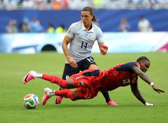 (260622) -- MIAMI, June 22, 2026 -- Agustin Canobbio (top) of Uruguay vies with Sidny Lopes Cabral of Cape Verde during the group H match between Uruguay and Cape Verde at the 2026 FIFA World Cup, WM, Weltmeisterschaft, Fussball at Miami Stadium, Miami, the United States, June 21, 2026. ) (SP)U.S.-MIAMI-FOOTBALL-FIFA WORLD CUP-GROUP H-URU VS CPV ZhangxChen 