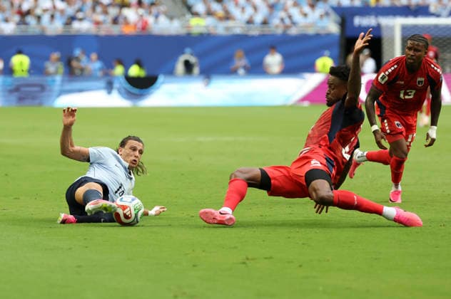 (260622) -- MIAMI, June 22, 2026 -- Agustin Canobbio (L) of Uruguay competes during the group H match between Uruguay and Cape Verde at the 2026 FIFA World Cup, WM, Weltmeisterschaft, Fussball at Miami Stadium, Miami, the United States, June 21, 2026. ) (SP)U.S.-MIAMI-FOOTBALL-FIFA WORLD CUP-GROUP H-URU VS CPV ZhangxChen 