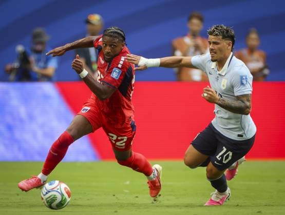 June 21, 2026, Miami Gardens, Florida, USA: Cape Verde defender Steven Moreira (22), left, attempts to the move the ball away from Uruguay midfielder Giorgian de Arrascaeta (10) during the first half in their World Cup match Sunday, June 21, 2026 in Miami Gardens. Miami Gardens USA - ZUMAs70_ 0859680458st Copyright: xChrisxUrsox