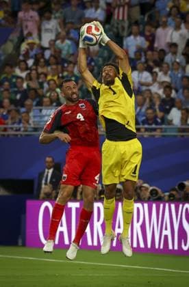 June 21, 2026, Miami Gardens, Florida, USA: Cape Verde goalkeeper Vozinha (1), right, gathers the ball as teammate defender Roberto Lopes (4) assists during the second half against Uruguay in their World Cup match Sunday, June 21, 2026 in Miami Gardens. Cape Verde and Uruguay ended in a 2-2 draw. Miami Gardens USA - ZUMAs70_ 0859685579st Copyright: xChrisxUrsox