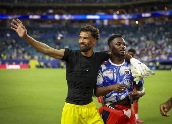 June 21, 2026, Miami Gardens, Florida, USA: Cape Verde goalkeeper Vozinha (1) and Cape Verde defender Stopira (2), right, greet fans after their World Cup match against Uruguay Sunday, June 21, 2026 in Miami Gardens. Cape Verde and Uruguay ended in a 2-2 draw. Miami Gardens USA - ZUMAs70_ 0859685609st Copyright: xChrisxUrsox