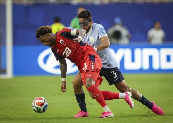 June 21, 2026, Miami Gardens, Florida, USA: Cape Verde forward Ryan Mendes (20) and Uruguay defender SebastioÂ¡n CoÂ¡ceres (3) tangle for the ball during the second half in their World Cup match Sunday, June 21, 2026 in Miami Gardens. Cape Verde and Uruguay ended in a 2-2 draw. Miami Gardens USA - ZUMAs70_ 0859686270st Copyright: xChrisxUrsox