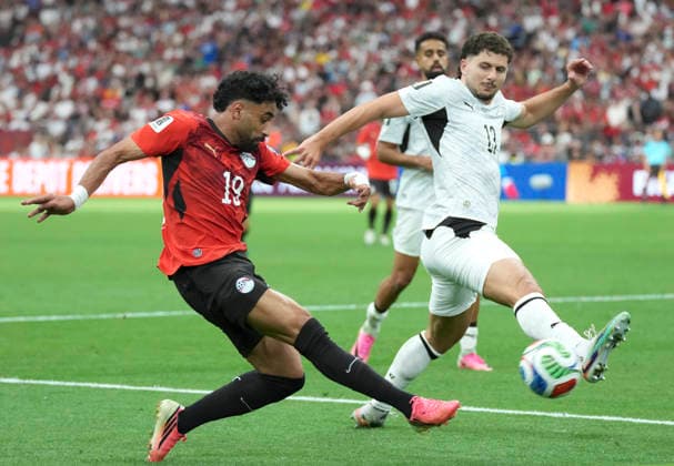 (260622) -- VANCOUVER, June 22, 2026 -- Marawan Attia (L) of Egypt vies with Liberato Cacace (R) of New Zealand during a group G match between New Zealand and Egypt at the 2026 FIFA World Cup, WM, Weltmeisterschaft, Fussball at BC Place Vancouver in Vancouver, Canada, June 21, 2026. ) (SP)CANADA-VANCOUVER-FOOTBALL-FIFA WORLD CUP-GROUP G-NZL VS EGY MengxYongmin 
