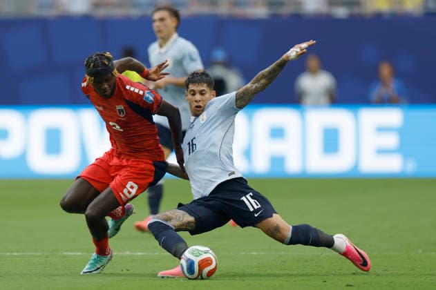 Mathias Olivera (R) of Uruguay vies for the ball with Gilson Benchimol of Cape Verde in a Group H match of the 2026 FIFA World Cup, WM, Weltmeisterschaft, Fussball between Uruguay and Cape Verde at Hard Rock Stadium in Miami, USA 21 June 2026. FIFA World Cup 2026: Uruguay - Cape Verde !ACHTUNG: NUR REDAKTIONELLE NUTZUNG!  Copyright: xAlbertoxEstevezx AMDEP7036 0859685523st