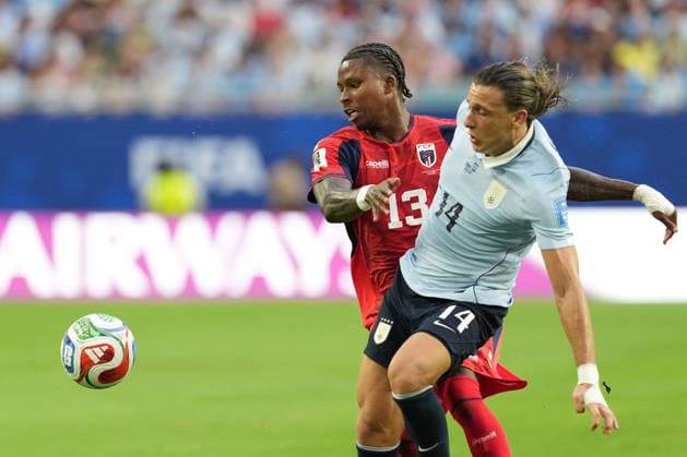 Agustin Canobbio (R) of Uruguay battles for the ball with Sidny Cabral (L) of Cape Verde during a Group H match of the 2026 FIFA World Cup, WM, Weltmeisterschaft, Fussball between Uruguay and Cape Verde at Hard Rock Stadium in Miami, USA, 21 June 2026. 2026 FIFA World Cup: Group H - Uruguay - Cape Verde !ACHTUNG: NUR REDAKTIONELLE NUTZUNG!  Copyright: xAlbertoxBoalx AME3158 0859685921st