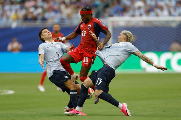 Manuel Ugarte (L) and Guillermo Varela (R) of Uruguay vies for the ball with Garry Mendes (C) of Cape Verde in a Group H match of the 2026 FIFA World Cup, WM, Weltmeisterschaft, Fussball between Uruguay and Cape Verde at Hard Rock Stadium in Miami, USA 21 June 2026. FIFA World Cup 2026: Uruguay - Cape Verde !ACHTUNG: NUR REDAKTIONELLE NUTZUNG!  Copyright: xAlbertoxEstevezx AMDEP7021 0859685924st