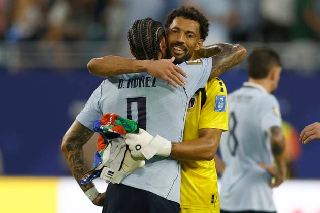 Darwin Nunez (L) of Uruguay greets Vozinha of Cape Verde at the end of a Group H match at the 2026 FIFA World Cup, WM, Weltmeisterschaft, Fussball between Uruguay and Cape Verde at Hard Rock Stadium in Miami, USA 21 June 2026. FIFA World Cup 2026: Uruguay - Cape Verde !ACHTUNG: NUR REDAKTIONELLE NUTZUNG!  Copyright: xAlbertoxEstevezx AMDEP7077 0859686192st