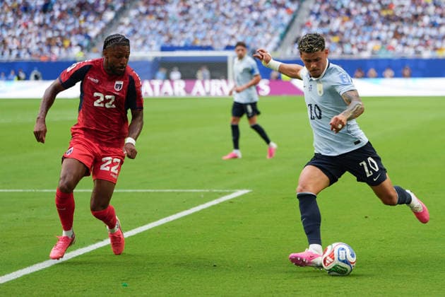 Maximiliano Araujo (R) of Uruguay battles for the ball with Steven Moreira (L) of Cape Verde during a Group H match of the 2026 FIFA World Cup, WM, Weltmeisterschaft, Fussball between Uruguay and Cape Verde at Hard Rock Stadium in Miami, USA, 21 June 2026. 2026 FIFA World Cup: Group H - Uruguay - Cape Verde !ACHTUNG: NUR REDAKTIONELLE NUTZUNG!  Copyright: xAlbertoxBoalx AME3110 0859686498st